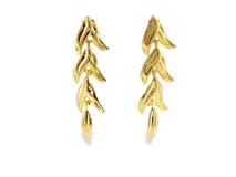 Pendientes largos Velya de bronce con baño en oro, con diseño articulado de hojas en cascada y acabado pulido.
