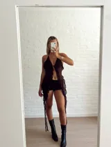 Top halter marrón oscuro de microtul, con escote profundo en V y volados en los bordes. El diseño es abierto al frente con un pequeño ajuste central.