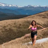 Riñonera unisex negra marca Merrell, ideal para trail running. Tiene capacidad de 2 litros, cuatro bolsillos exteriores y ajuste elástico con cierre.