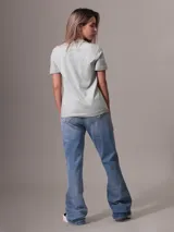 Remera de manga corta color verde menta pálido, con cuello redondo y un pequeño logo bordado en hilo blanco en el pecho.