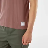 Remera color marrón topo de corte recto y cuello redondo.