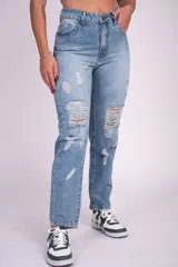 Jean mom fit de tiro alto color celeste, con roturas y desgastes en las piernas, bolsillos delanteros y traseros.