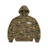 Campera tipo hoodie con cierre frontal, confeccionada en tejido con estampado de camuflaje digital en tonos verdes y marrones. Presenta un logo ovalado con un diseño gráfico en color blanco en el pecho y bolsillos tipo canguro.