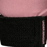 Guantes de entrenamiento Under Armour color rosa con detalles en negro. Palma de cuero para mayor protección y agarre. Dorso de la mano perforado para ventilación. Inserciones de forro polar en el pulgar. Muñequera elástica ajustable.
