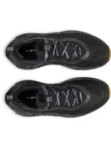 Championes de running Under Armour modelo Phantom 4 Camo, con diseño de corte bajo y estructura tipo calcetín. Presentan capellada de tejido técnico negro, entresuela con amortiguación UA HOVR+ con estampado de camuflaje en tonos grises y suela de goma color caramelo.