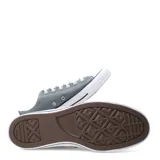 Championes urbanos Converse modelo Chuck Taylor All Star Ox, de corte bajo, confeccionados en lona color gris con puntera y suela de goma blanca.