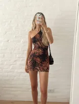 Vestido corto ajustado con diseño de un solo hombro y estampado animal print en tonos marrones y negros.
