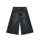 Bermuda baggy 3/4 de denim en color negro, confeccionada en algodón con diseño holgado y largo por debajo de la rodilla.