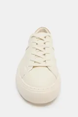 Zapatilla urbana color off-white con detalle trasero en contraste de tono tostado y suela engomada. Presenta pespuntes decorativos en el cuerpo y cierre de cordones.