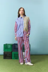 Pantalón de corte recto y tiro medio, confeccionado en algodón con estampado de rayas verticales en tonos rojo y azul. Cuenta con cintura elástica con cordón de ajuste.