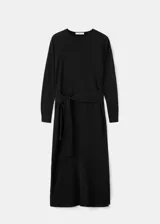 Vestido midi negro de manga larga, con escote redondo, lazo ajustable en la cintura y tajo lateral.