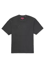 Remera de manga corta Supreme con efecto de lavado desgastado y logo de la marca bordado en el pecho con relieve tonal.