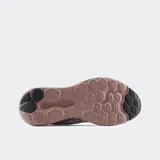 Championes de running New Balance 411 V3, color blanco con detalles en gris claro y suela gruesa color marrón rosado. Presentan un empeine de tejido de malla transpirable y el logo 'N' de la marca en los laterales.