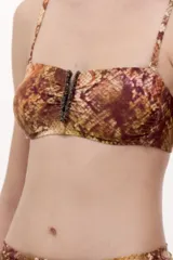 Top bandeau con estampado de piel de serpiente en tonos marrones y dorados, con detalle bordado en el centro del escote.