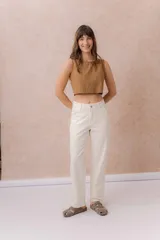 Jean recto de corte straight fit, color crudo, con tiro medio-alto, bolsillos delanteros y traseros, cierre con botón y cremallera, y presillas para cinturón.