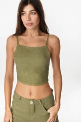 Top de lino italiano color verde militar, con escote recto y breteles finos regulables.