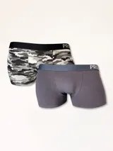 Pack de dos bóxers de corte medio, uno liso color gris y otro con estampado de camuflaje en tonos grises y negros. Ambos tienen elástico visible en la cintura con la marca impresa.