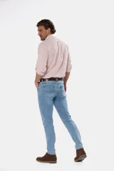 Pantalón de jean skinny celeste con spandex, tiro medio y corte ajustado.