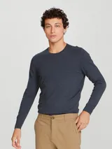 Buzo de punto para hombre en color gris oscuro, con cuello redondo, manga larga y terminaciones acanaladas en puños y cintura.