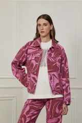 Campera de jean con estampado abstracto en tonos rosa y marrón.