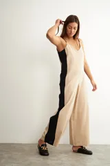 Mono largo bicolor con diseño de bloques en colores beige y negro, con escote en V y tirantes finos.