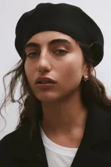 Boina de punto color negro, de textura suave y diseño clásico.