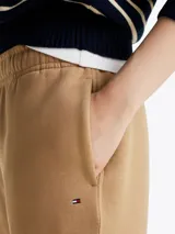 Pantalón de jogging color beige, de corte cónico y cintura elástica con cordón.