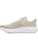 Championes de running Under Armour Charged Rogue 5, color beige con suela blanca. Presentan parte superior de malla técnica transpirable, entresuela Charged Cushioning para mayor amortiguación y suela exterior de goma resistente.