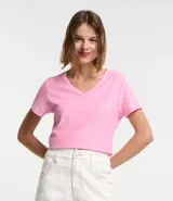 Remera de algodón color rosa claro, con cuello en pico y mangas cortas.