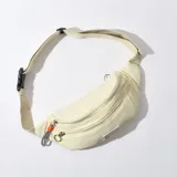 Riñonera color blanco con correa de algodón ajustable y cierre con hebilla plástica.