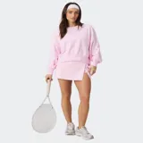 Buzo rosado con hombros caídos, cuello redondo y diseño holgado, confeccionado en suave felpa.