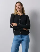Cardigan tejido negro de algodón, marca Ninety. Escote a la base y abertura central con botones metálicos dorados. Delantera con bolsillos simulados.