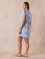 Camisón corto de tejido suave con estampado de leopardo en tonos grises y rosados, con escote redondo y mangas cortas.