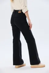 Pantalón de jean wide leg de algodón con elastano, color celeste, de tiro alto y corte amplio con bolsillos traseros.