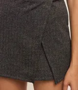 Short pollera corto con textura espina de pez y abertura delantera.