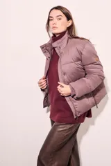 Campera puffer color lila con cierre frontal y cuello alto.