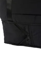 Bolso de nylon color beige, tipo shopper, con asas de mano y tiras negras. Cuenta con compartimento inferior con cierre y un llavero colgante desmontable.