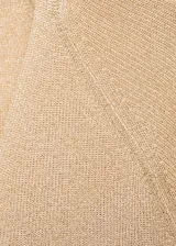 Jersey de punto fino con lúrex, color tostado, escote en V y mangas largas de corte recto.