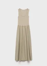 Vestido midi combinado de color verde militar, con parte superior tipo musculosa de escote redondo y falda evasé fruncida en la cintura.