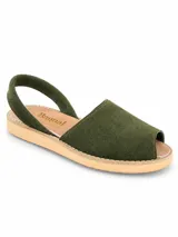 Sandalias de gamuza verde militar, tipo menorquinas, con suela plana beige y tira trasera de sujeción.