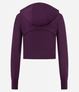 Campera deportiva de microfibra color violeta oscuro, con capucha ajustable por cordón, cierre frontal completo y mangas largas con puños con abertura para pulgar.