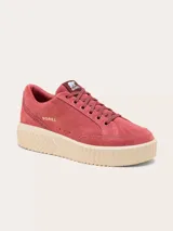 Championes Sorel modelo Ona Ave Low, color rosado de gamuza con suela alta de goma en tono tostado y el nombre de la marca impreso en dorado en el lateral.