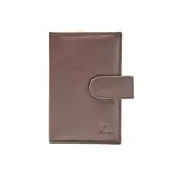 Porta pasaporte XL modelo Chris, color chocolate, confeccionado en cuero vacuno con diseño vertical, cierre de broche a presión y logo grabado en bajo relieve.