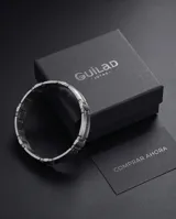 Pulsera de eslabones de acero inoxidable con acabado pulido y cierre de seguridad integrado.