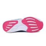 Championes deportivos Diadora modelo Rush, color celeste con detalles en rosa fucsia. Presentan capellada de malla transpirable, logo Diadora en el lateral y suela gruesa blanca con detalles en rosa.