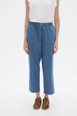 Pantalón de corte recto y tiro medio, confeccionado en lyocell color azul, con cintura elástica y bolsillos laterales.