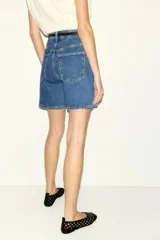 Short de denim azul de talle alto, con diseño clásico de cinco bolsillos, trabillas para cinturón y cierre frontal con cremallera y botón metálico.