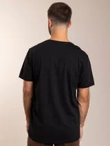 Remera básica de manga corta y cuello redondo, color blanco, con pequeño logo bordado en el pecho.