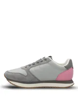 Zapatillas casuales con diseño contemporáneo, confeccionadas en una combinación de cuero gris y gamuza, con detalles en color rosado en el talón. Presentan suela de memory foam, cordones al tono y base dentada en color blanco y marrón.