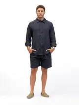 Camisa de manga larga confeccionada en 100% lino natural, con cuello clásico y cierre frontal de botones. Presenta un corte relajado y fresco, ideal para climas cálidos.